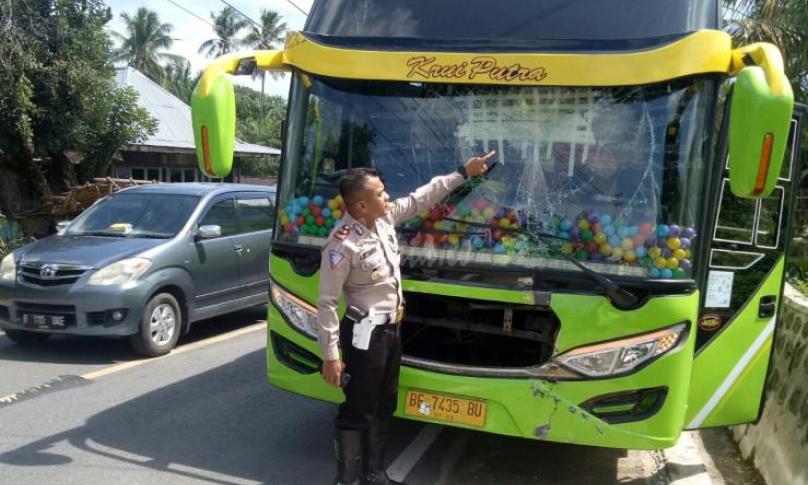 Anggota Satlantas Polres Seluma menunjukan kaca bus yang retak