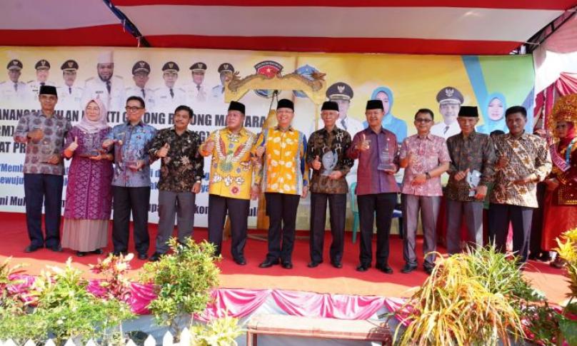 Gubernur Bengkulu Rohidin Mersyah resmikan Pencanangan Bulan Bhakti Gotong Royong Masyarakat (BBGRM) XVI dan Hari Kesatuan Gerak (HKG) PKK Ke-47 Tingkat Provinsi Bengkulu Tahun 2019, di Lapangan Desa Rami Mulya Kecamatan Air Rami Kabupaten Mukomuko, Kamis (11/07).