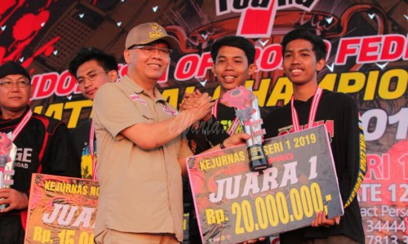 Offroader Galena Nusantara Racing (GNR) Dek Ray (21 tahun) asal Bali tampil sebagai yang tercepat di Kejuaraan Nasional (Kejurnas) Indonesia Off-Road Federation (IOF) Nasional Championship (NC) tahun 2019 seri 1 (pertama) di Lintasan Offroad Air Sebakul, (14/7).