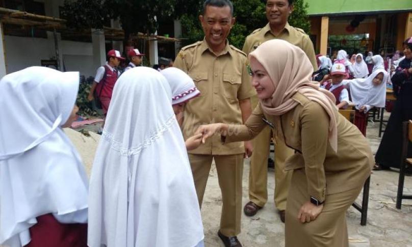 Bupati, Indah P Indriani dengan bangga mengantarkan anaknya masuk ke sekolah, Luwu Utara, Sulawesi Selatan