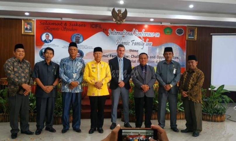 Gubernur Bengkulu (Dr. H. Rohidin Mersyah) dan ADHKI berswafoto bersama