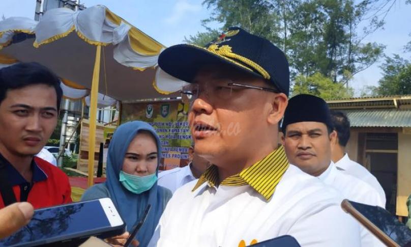 Gubernur Bengkulu (Dr. H. Rohidin Mersyah) saat memberikan keterangan kepada wartawan