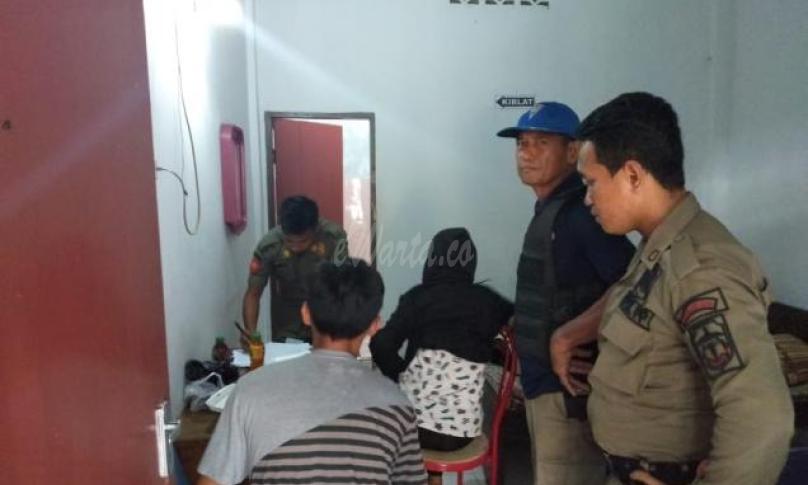 Satu pasangan mesum saat diintogerasi petugas Satpol PP, Lutra Jumat (19/7/2019)