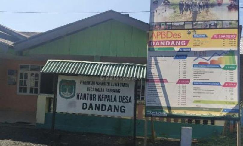Baliho transparasi anggaran Dana Desa di pasang di depan Kantor Desa Dandang