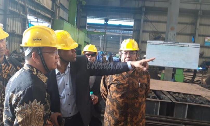 Memastikan kesiapan beroperasinya pabrik tersebut, Gubernur Bengkulu Rohidin Mersyah menilik pembuatan pabrikasi mesin pengolah yang dibuat di Kumar Metal Industries.