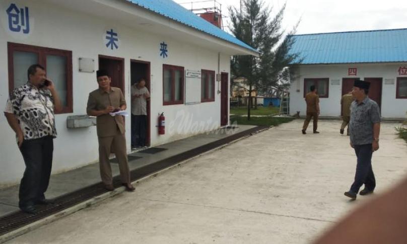 Tampak Ketua Komisi 3 DPRD Provinsi Bengkulu, Jhonaidi SP, MM dan rombongan sedang berada di lokasi PLTU Teluk Sepang, Bengkulu. Senin (22/7/2019)