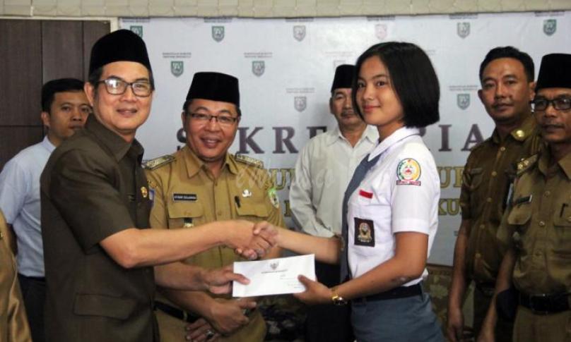Asisten 3 Pemprov Bengkulu Lepas dua pelajar Paskibraka Nasional yang akan bertugas pada HUT RI tanggal 17 Agustus mendatang 