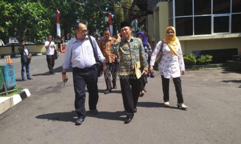 Tim Kuasa Hukum Pemkot didampingi Kabag Hukum, Diknas, Kepsek dan Komite SDN 62 mendatangi Polres Bengkulu, Kamis (25/7). Mereka diterima langsung oleh Kasat Reskrim Polres Bengkulu.