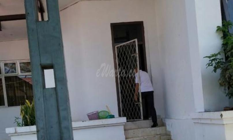 Salah satu ASN Setwan DPRD Seluma saat memasuki gedung paripurna, menjalani pemeriksaan penyidik