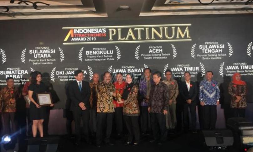 Penghargaan diserahkan kepada Gubernur Bengkulu Rohidin Mersya yang diwakili Asisten II Setda Provinsi Bengkulu Yuliswani, di Hotel ternama di Jakarta, (23/7).