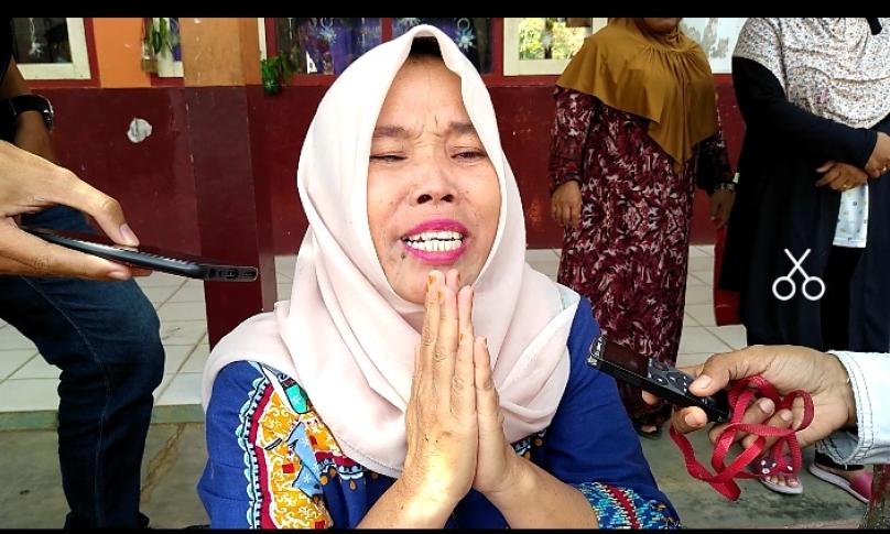 Sambil menangis terisak-isak, wali murid SDN 62 memohon kebijakan Pemerintah Kota Bengkulu