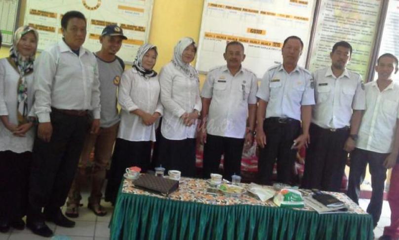 Kepala UPT SDN 009 Tarue, Marsan Tano bersama guru didik