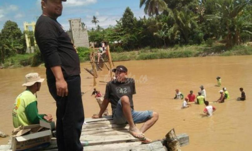 Warga dua Desa di Kecamatan Masamba membangun jembatan penghubung dua Kecamatan dengan swadaya bersama