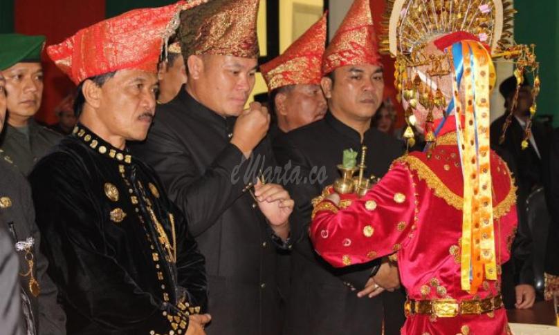 Kedatangan Bupati dan Wakil Bupati disambut Tari pedang dan tarian sambutan 