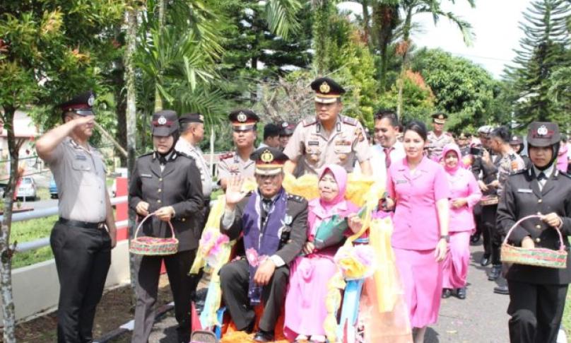 Kayuh becak, Kapolres dan Wakapolres Kepahiang antarkan dua perwiranya yang masuk Masa Purna Bhakti