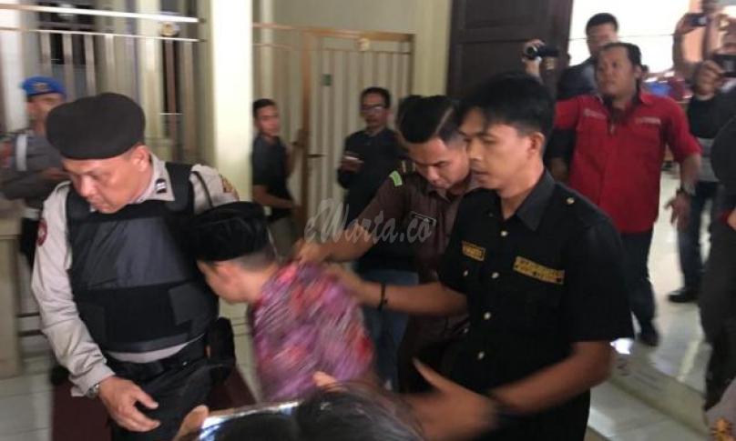 Terdakwa pelaku pembunuhan dalam pengawalan ketat petugas