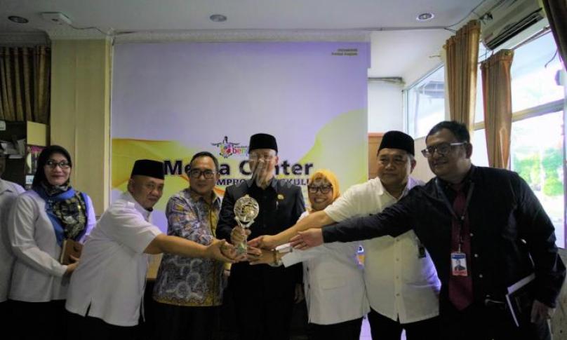 Gubernur Bengkulu (Dr. H. Rohidin Mersyah) usai menggelar konferensi pers bersama awak media