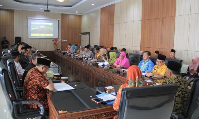 Sekretaris Daerah Provinsi Bengkulu Nopian Andusti saat pemimpin rapat besar bersama Festival Tabut 2019 didampingi Asisten II Yuliswani di lantai II kantor Gubernur Bengkulu, 01/08.
