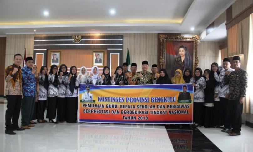 Kontingen perwakilan Bengkulu berswafoto bersama Gubernur Bengkulu, Rohidin Mersyah