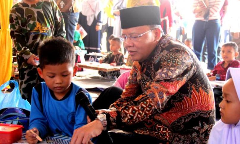 Gubernur Bengkulu Rohidin Mersyah usai melepas Karnaval Paud Se-Kota Bengkulu, Membuka Lomba Mewarnai, Kampung Dongeng, Atraksi Sulap dan Pengukuhan Forum Anak Daerah Provinsi Bengkulu, dalam rangka Peringatan HAN 2019 Provinsi Bengkulu, di Halaman Kantor Gubernur Bengkulu, Sabtu (03/08).