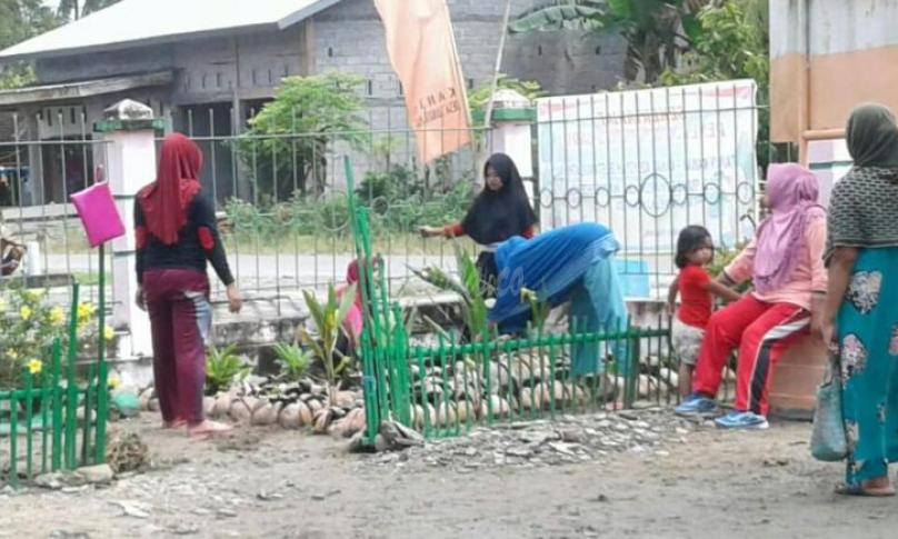 Sambut HUT kemerdekaan Warga Kecamatan Mappedeceng laksanakan gotong-royong bersihkan lapangan