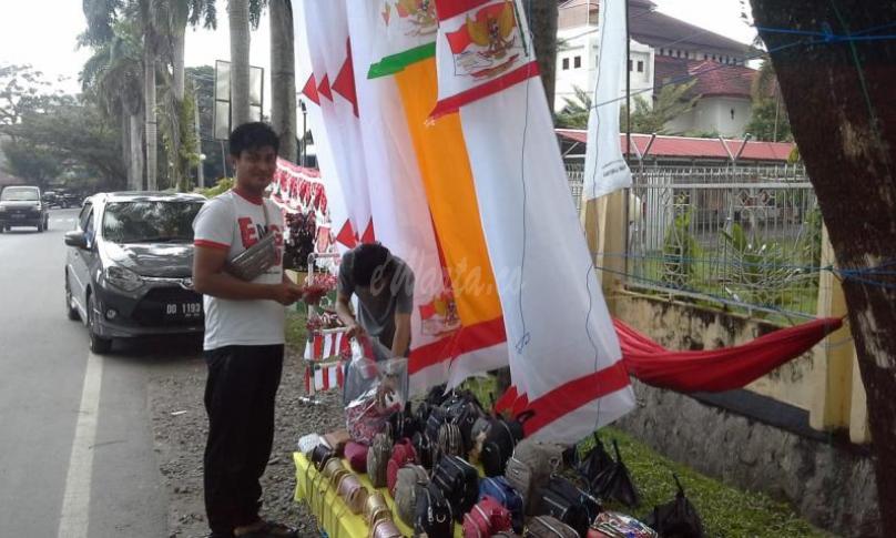 Salah satu pedagang atribut kemerdekaan