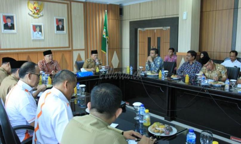 Rohidin Mersyah memimpin rapat kesiapan jajaran pemerintah Bengkulu menerima kedatangan para calon investor tersebut yang dihadiri kepala OPD terkait. Dirinya meminta seluruh pihak  menyiapkan data mengenai potensi investasi beserta tim  yang akan mendampingi saat survey ke lapangan. 