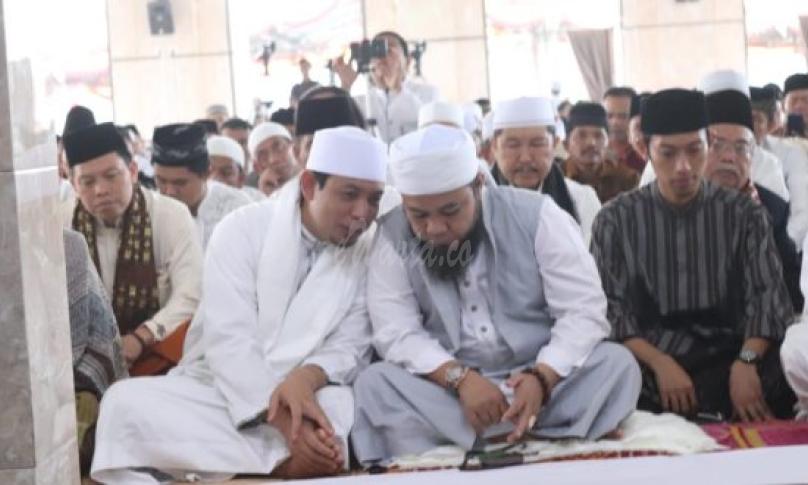 Walikota bersama Wawali tampak akrab dan saling bercengkrama di barisan Saff Sholat Ied 1440 Hijriah