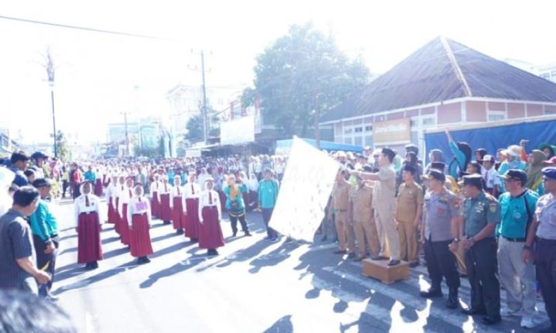 Bupati Rejang Lebong, Dr. Ahmad Hijazi membuka lomba gerak jalan tingkat SD, SMP dan SMA/SMK se Kabupaten Rejang Lebong