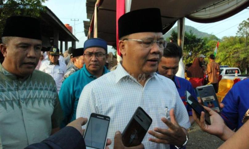 Gubernur Bengkulu (Dr. H. Rohidin Mersyah) saat memberikan keterangan kepada awak media