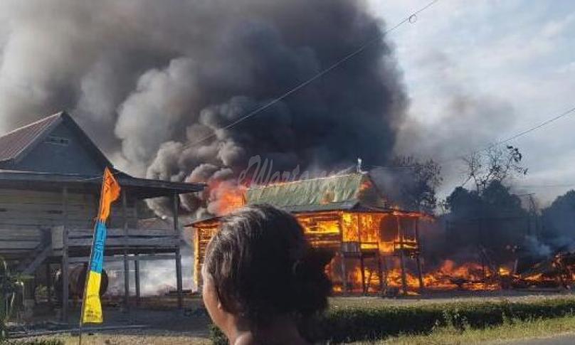 Kobaran api dengan cepat menjalar dan menghanguskan 3 unit rumah di Baebunta Luwu Utara
