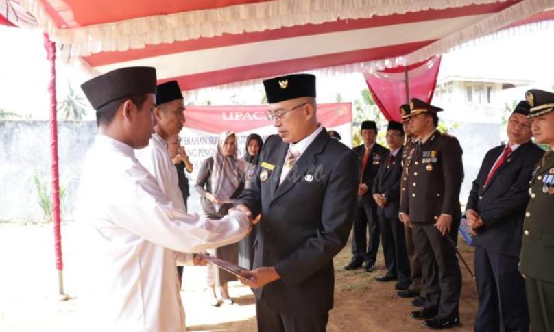 Bupati menyerahkan SK Remisi secara simbolis dan uang santunan untuk 130 Nara Pidana di Bengkulu Selatan