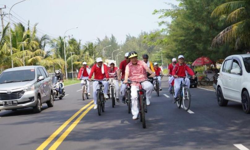 Santai, Gubernur Bengkulu Rohidin Mersyah bersepeda menuju ke obyek wisata Pantai Panjang Bengkulu, Minggu (18/8).