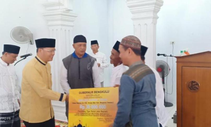 Kunker, Gubernur di daulat jadi khotib sekaligus menyerahkan bantuan rehab masjid Nurul Huda di Desa Tanjung Aur Kecamatan Bungan Mas, Bengkulu Selatan
