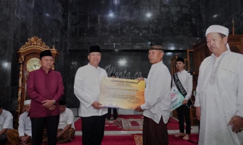 Penyerahan bantuan diterima oleh pengurus masjid