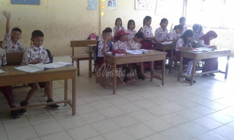 Dua Sekolah kekurangan meja dan tidak memiliki toilet 