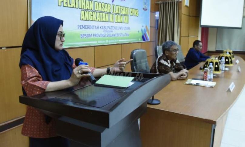 Bupati Luwu Utara, Indah P Indriani saat memberikan sambutan dalam penutupan diklat CPNS tahun 2019 Bupati Luwu Utara, Indah P Indriani saat memberikan sambutan dalam penutupan diklat CPNS tahun 2019