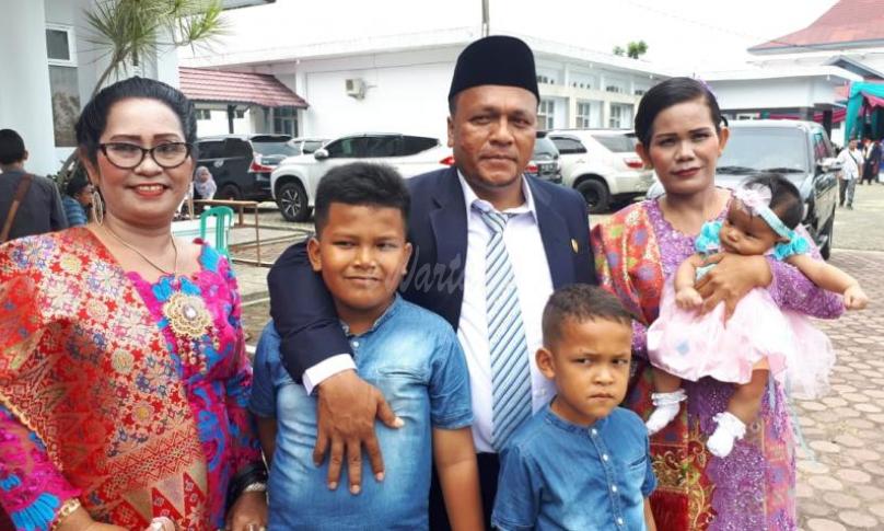 Anggota DPRD Seluma periode 2019-2024, Gibson Manalu dan keluarga