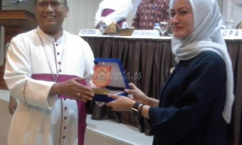 Uskup Agung Makasar Mgr Jhon Liku Ada' Pr saat berkunjung dan di terima Bupati Lutra di ruang kerjanya 