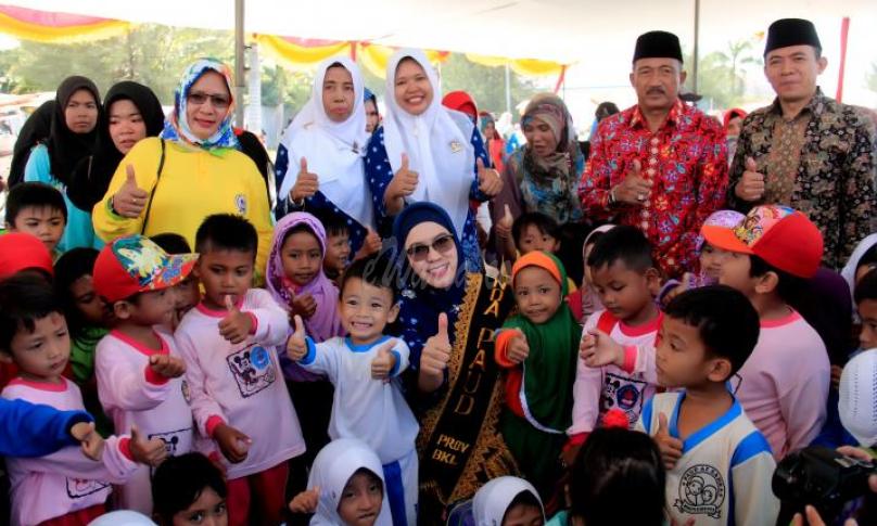 Bunda Paud provinsi Bengkulu, Derta Wahyulin Rohidin Mersyah akrab bercengkrama bersama anak-anak