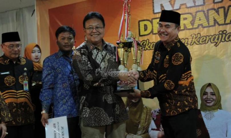 Dekranasda Award, Kabupaten Seluma Juara Pengrajin Terbaik, penyerahan piala dan penghargaan diterima langsung oleh Kadis Perindagkop H. Mulyadi