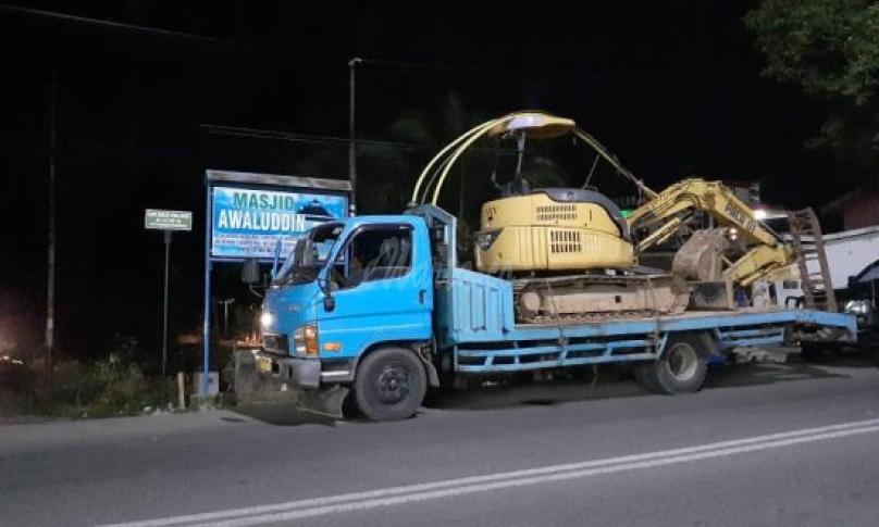 Pemkot respon cepat dengan menurunkan alat berat untuk membersihkan tumpukan sampah yang susah menggunung dan menimbulkan bau tak sedap