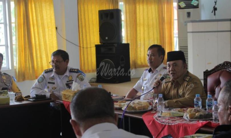 Sekda dan Dishub tindakan tegas perlu dilakukan mulai dari hulu (pangkal), yaitu pihak perusahaan yang harus menekankan kepada jasa angkutan yang mengangkut barang hasil tambang, ataupun perkebunan.