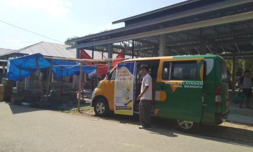 Petugas dan mobil layanan pembayaran pajak bumi dan bangunan