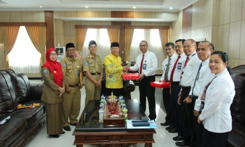 Gubernur Bengkulu (Dr. H. Rohidin Mersyah) terima laporan dari BPKP 