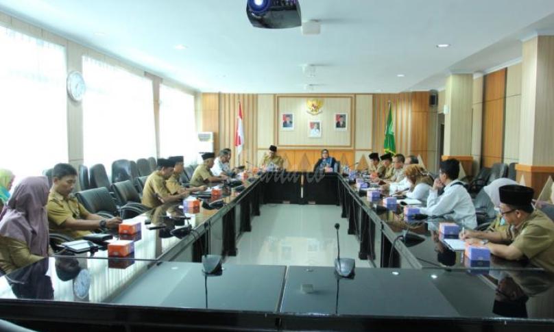 Gotri Suyanto memimpin Rapat Persiapan Pelaksanaan Program Prioritas Visit Wonderful Bengkulu 2020 bertempat di Ruang Rapat Lantai III Kantor Gubernur, Selasa (17/9).