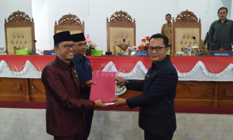 Ketua DPRD Seluma sementara menyerahkan draf usulan calon Pimpinan ke Sekwan DPRD Seluma