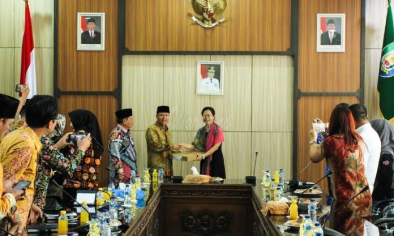 Gubernur Rohidin Mersyah saat menerima kunjungan Wakil Konsul Jenderal Republik Rakyat Tiongkok di Medan, Ms. Wang Jun. Kedatangan ini silaturahmi dan sosialisasi terkait keberadaan Konjen Tiongkok di Medan yang wilayah kerjanya meliputi Bengkulu.