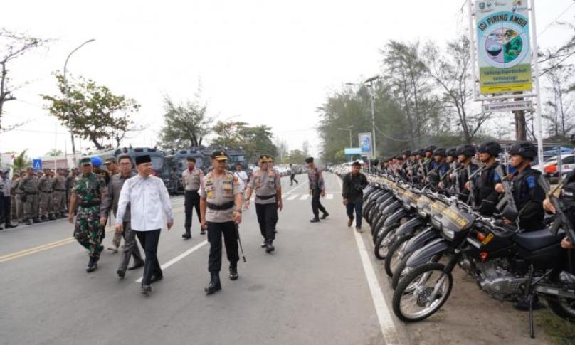 Kapolda bersama Gubernur Bengkulu cek kesiapan pengamanan dalam gelar pasukan di lapangan sport center Bengkulu