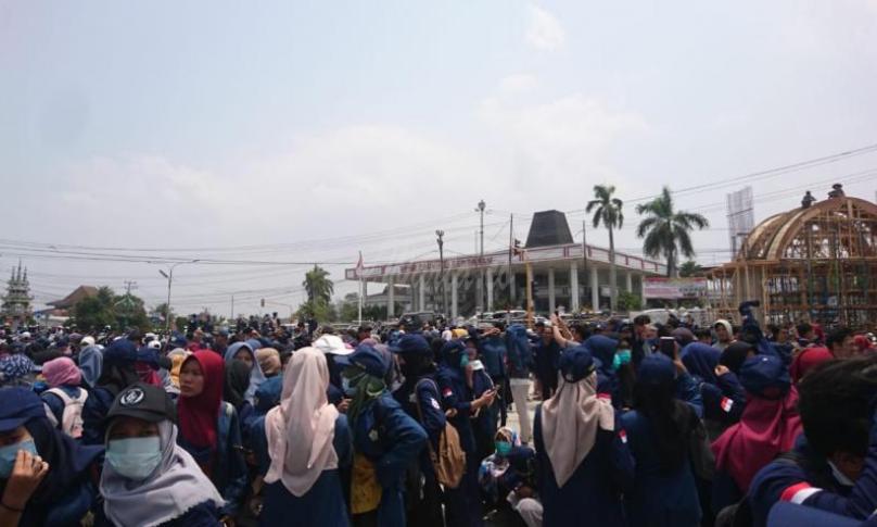Ribuan Mahasiswa Bengkulu turun kejalan tolak RUU KUHP dan Revisi UU KPK, Selasa (24/9).